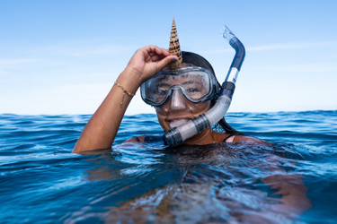 Snorkeling di perairan jernih
